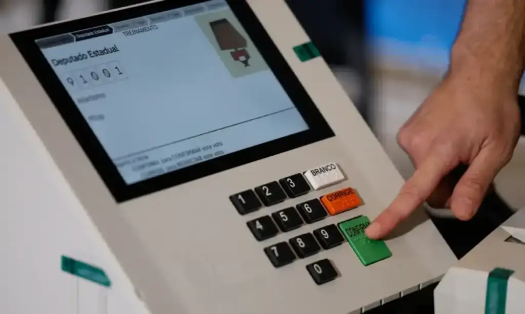 Abstenção no piauí eleições 2026: Eleitor vota em urna eletrônica nas Eleições 2026