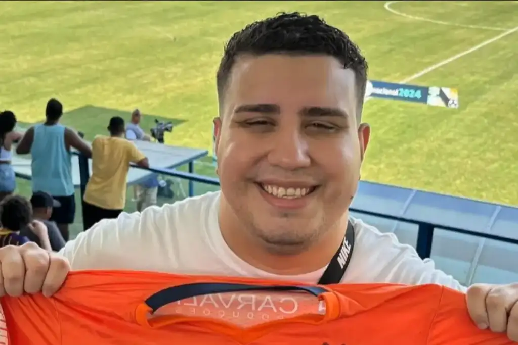 Youtuber dedeco morre rio de janeiro: Youtuber Dedeco sorrindo em estádio com camisa de futebol